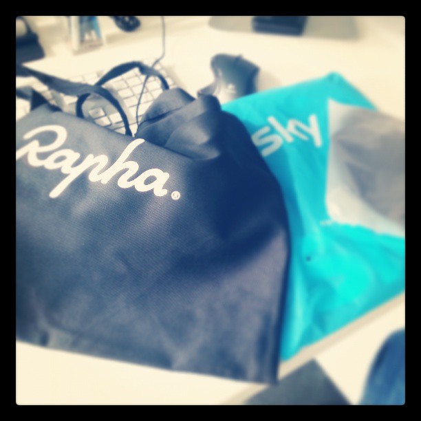 Just receive my Team Sky supporter jersey with a little gift,..! Thanks @rapharacing